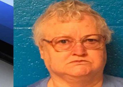 امرأة تراقب جثة أمها وهي تتحلل!