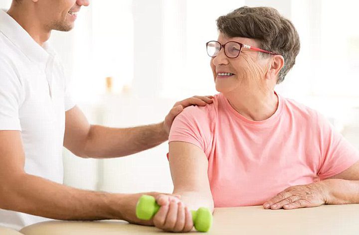 كيف تستغل ذراعك السليم لمعالجة ذراعك المكسور ؟