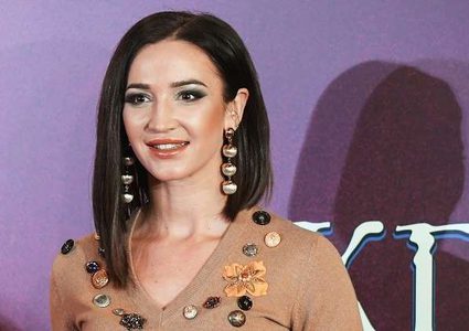 مليونير يفضل المال على الزواج من حسناء روسية