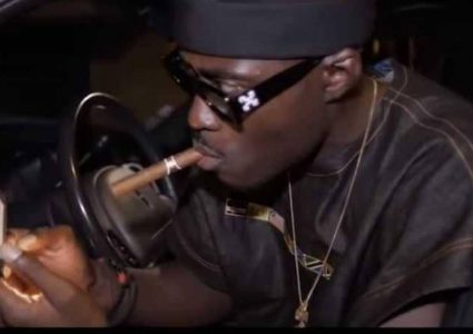 القضاء الفرنسي يستدعي صاحب أغنية "اشنقوا البيض"