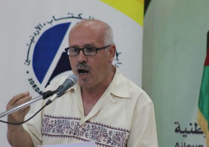 أبو الهيجاء يوقع ديوانه الشعري "وأقبّل التراب"