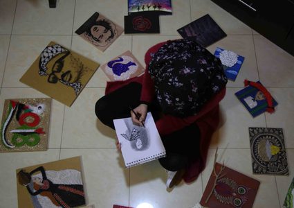 الفتاة "سحر" تصنع من مطرقتها والمسامير لوحات فنية