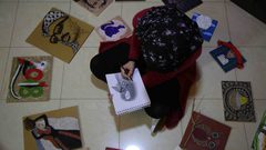 الفتاة "سحر" تصنع من مطرقتها والمسامير لوحات فنية