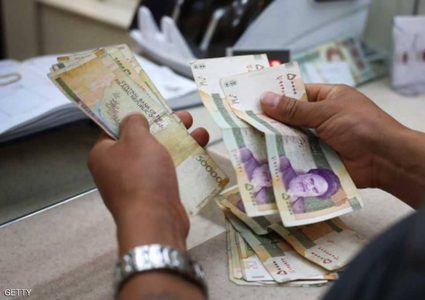 إيران تلجأ للبنك المركزي لوقف نزيف الريال
