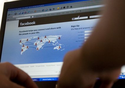 القبض على شخص بتهمة الشتم والتهديد عبر "الفيسبوك"