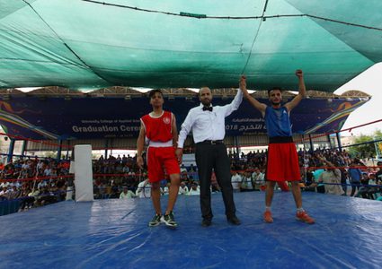 يتنافس المقاتلون الفلسطينيون خلال أول بطولة فردية للملاكمة في الكلية الجامعية للعلوم التطبيقية "UCAS" في مدينة غزة