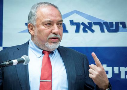 ليبرمان يرد على انتقادات بينت لسياساته في غزة