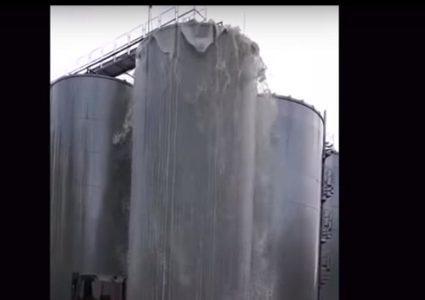 شلال من النبيذ يذهل الناس في إيطاليا! (فيديو)