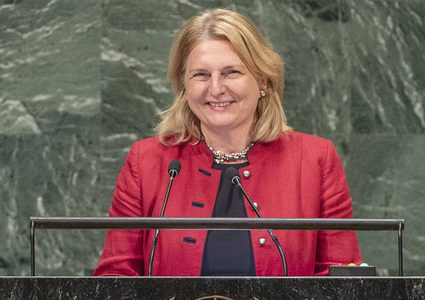 وزيرة خارجية النمسا تخاطب العالم بالعربية