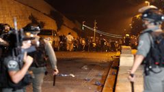 الاحتلال يبعد 14 مقدسيا عن الأقصى