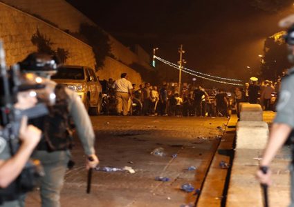 الاحتلال يبعد 14 مقدسيا عن الأقصى