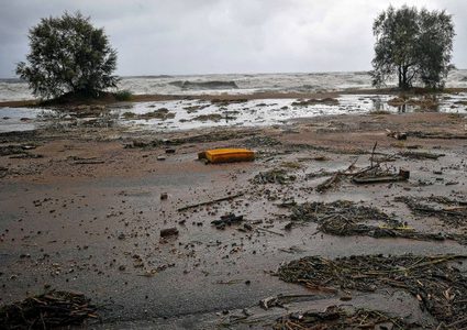 عاصفة تضرب اليونان وتتسبب في سيول