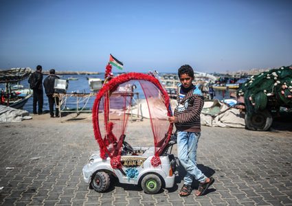 عربة الفتى أحمد تتحول من هدية لمصدر رزق لأهله