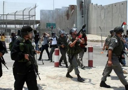 إصابة شاب بالرصاص الحي خلال تظاهرة قرب حاجز قلنديا