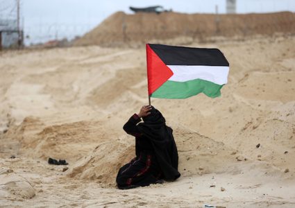 متظاهرون فلسطينيون يجتمعون خلال اشتباكات مع القوات الإسرائيلية في مظاهرة ضد الحصار الإسرائيلي على قطاع غزة ، على طول الحاجز البحري لغزة على الحدود البحرية مع إسرائيل بالقرب من كيبوتس زكيم ، شمال بيت لاهيا في شمال قطاع غزة في 1 أكتوبر 2018.