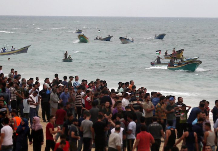 متظاهرون فلسطينيون يجتمعون خلال اشتباكات مع القوات الإسرائيلية في مظاهرة ضد الحصار الإسرائيلي على قطاع غزة ، على طول الحاجز البحري لغزة على الحدود البحرية مع إسرائيل بالقرب من كيبوتس زكيم ، شمال بيت لاهيا في شمال قطاع غزة في 1 أكتوبر 2018.