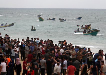 متظاهرون فلسطينيون يجتمعون خلال اشتباكات مع القوات الإسرائيلية في مظاهرة ضد الحصار الإسرائيلي على قطاع غزة ، على طول الحاجز البحري لغزة على الحدود البحرية مع إسرائيل بالقرب من كيبوتس زكيم ، شمال بيت لاهيا في شمال قطاع غزة في 1 أكتوبر 2018.