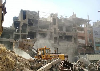 تواصل عملية إزالة الأنقاض والركام من مخيم اليرموك