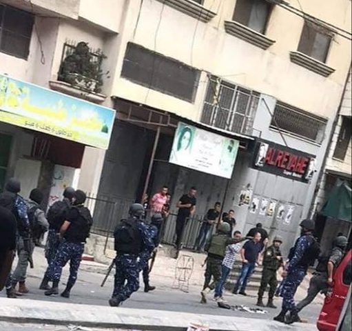 القبض على مشتبه بهما بإطلاق النار على مواطن