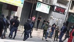 القبض على مشتبه بهما بإطلاق النار على مواطن