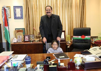 طالبة تحدّت الإعاقة "على مقعد الوزير" (صور)