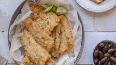 فيليه السمك المقلي مع الثوم والأعشاب