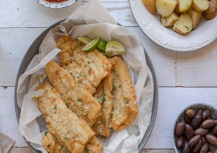 فيليه السمك المقلي مع الثوم والأعشاب