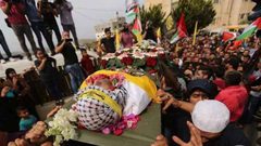 الالاف يشيعون جثمان الشهيد الريماوي لمثواه الأخير