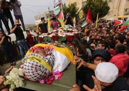 الالاف يشيعون جثمان الشهيد الريماوي لمثواه الأخير