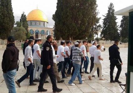 رقصات استفزازية وهتافات عنصرية قرب أبواب الأقصى