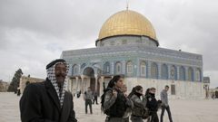 الاحتلال يبعد ناشطا مقدسيا عن الأقصى لأسبوعين