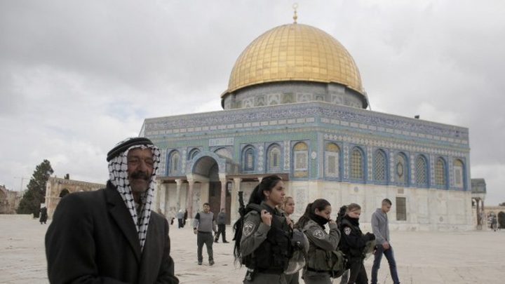 الاحتلال يبعد ناشطا مقدسيا عن الأقصى لأسبوعين