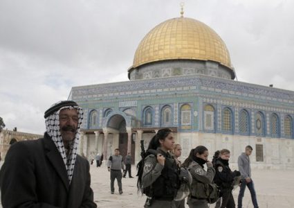 الاحتلال يبعد ناشطا مقدسيا عن الأقصى لأسبوعين