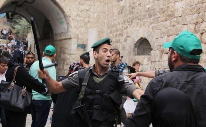 الاحتلال يقرر إبعاد حارس عن المسجد الأقصى