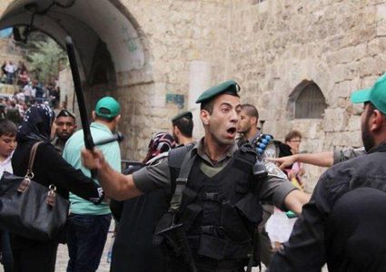 الاحتلال يقرر إبعاد حارس عن المسجد الأقصى