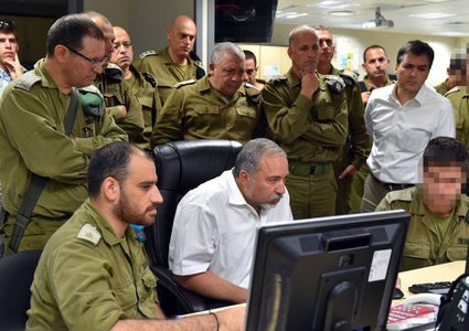 غزة تفجّر الاتهامات بين "بينيت" و "ليبرمان"