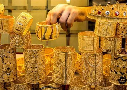 الذهب يتراجع والدولار يصعد