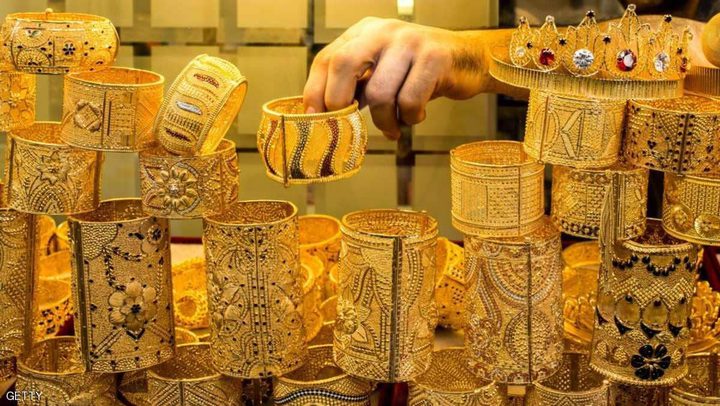 الذهب يتراجع والدولار يصعد