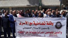 وقفة تضامنية مع الأسرى المضربين في طولكرم