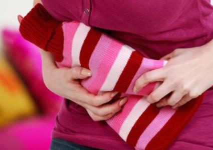 4 نقط فقط من هذا الزيت على الماء تسكن آلام البطن