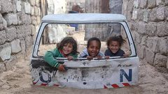 المصور ثابت تبنى السيدة كام فأبدع