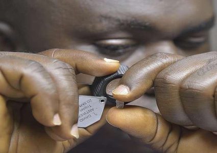 عجوز تعثر على قطعة ألماس في متنزه عام