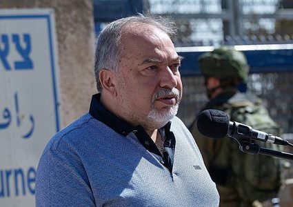 بينيت يهاجم ليبرمان بشأن الأوضاع بغزة والاخير يرد