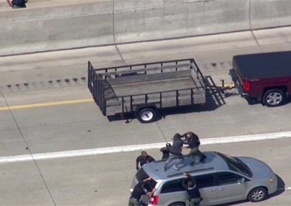 شرطي دهس مجرماً بالسيارة... إليكم السبب (فيديو)