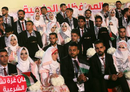 تحت رعاية الرئيس...عرس جماعي في غزة