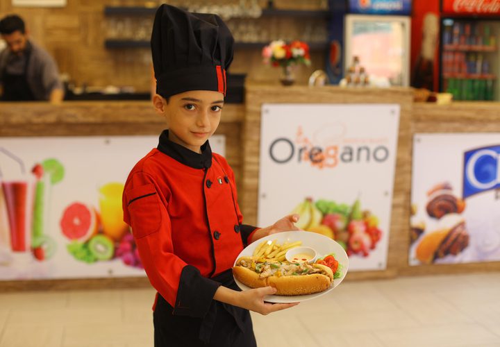 محمد أبو ندا (12 عاماً) طباخ فلسطيني، يطبخ الوجبات الغربية في مطعم بمدينة غزة.