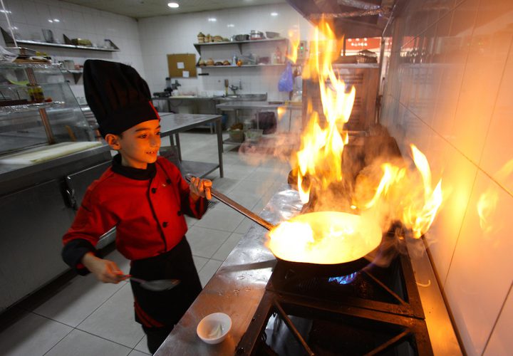 محمد أبو ندا (12 عاماً) طباخ فلسطيني، يطبخ الوجبات الغربية في مطعم بمدينة غزة.