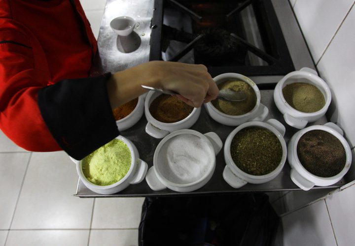 محمد أبو ندا (12 عاماً) طباخ فلسطيني، يطبخ الوجبات الغربية في مطعم بمدينة غزة.