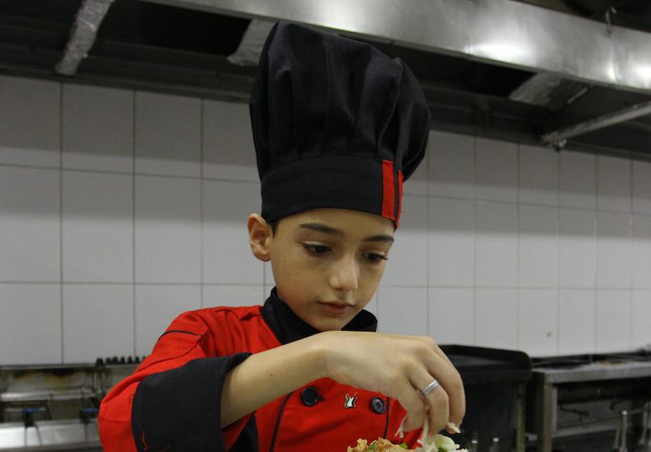 محمد أبو ندا (12 عاماً) طباخ فلسطيني، يطبخ الوجبات الغربية في مطعم بمدينة غزة.