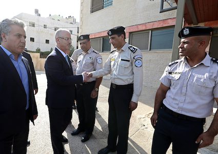 زيارة الحمدالله لمقر الجمارك في رام الله